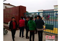 石家庄一小学建塑胶操场，多名学生呕吐流鼻血