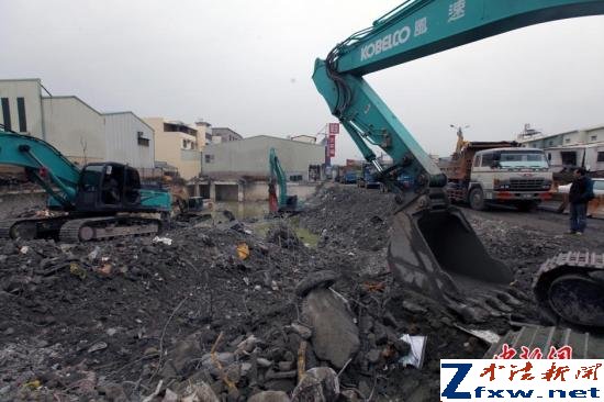 资料图：2月16日，在6日发生的高雄地震中倒塌的台南维冠大楼现场，附近道路交通已恢复，大型机械持续清理原大楼地基。 中新社记者 刘舒凌 摄 