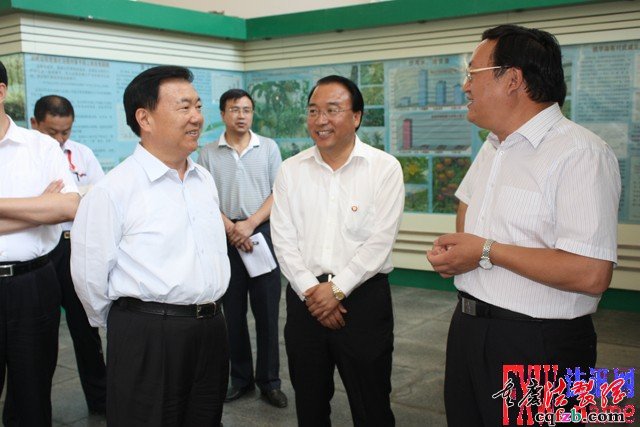 2012年8月,省委书记王三运莅临甘肃濒危动物研究中心,原武威市委书记火荣贵陪同