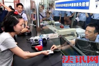 来沪人员领取异地办理的身份证。(图片来源:新华社)