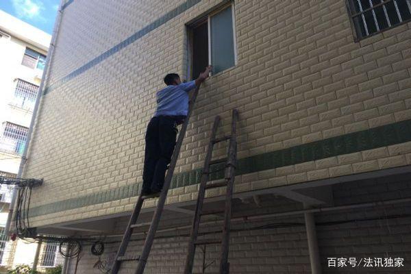 留守老人钥匙落家里,江西兴国民警爬梯钻窗把门开